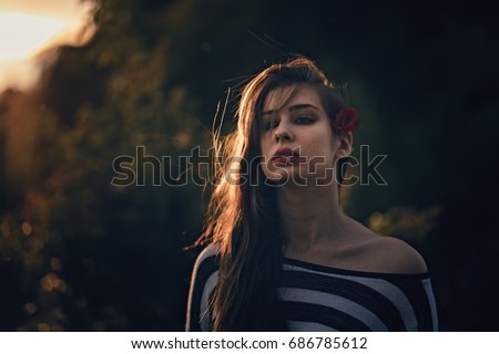 Foto Bild Junge Frau allein in der Natur