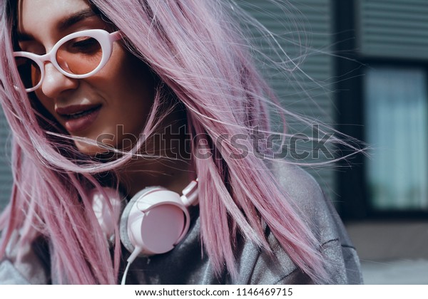 ヘッドフォン ストリートスタイル アウトドアポートレート ヒップスターガール 音楽 Mp3 バリ 美容女性 サングラス オレンジ色 コンセプトで音楽を聴く紫のピンクの髪の美しい女の子 の写真素材 今すぐ編集