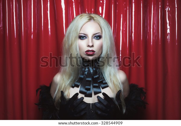 Beautiful Young Gothic Burlesque Vamp Woman Stockfoto Jetzt