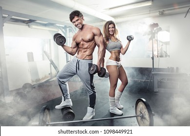 schönes, sportlich sexy Paar mit Muskeln und Training im Fitnessraum