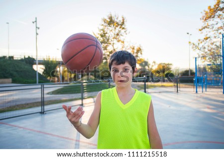 Similar – Foto Bild Schöne junge Teenager-Modell trägt eine gelbe ärmellose und hält den Ball auf dem Platz