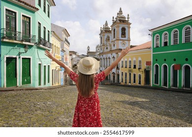 Hermosa joven turista levantando