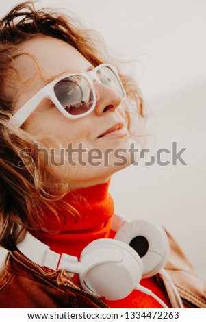 Similar – Foto Bild Junge blonde Frau mit Hut und Sonnenbrille genießt den Sonnenuntergang.