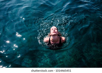 123 Woman coming out underwater Images, Stock Photos & Vectors ...