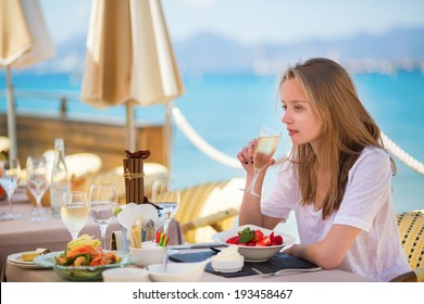 23,114 Women eating beach Images, Stock Photos & Vectors | Shutterstock