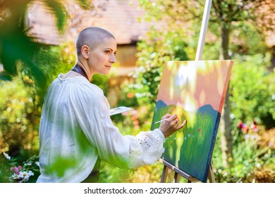 Schöne junge Frau, die sich entspannt, während sie im Garten eine Kunstgegend malte. Krebsüberleben, Achtsamkeit, Kunsttherapie, Kreativitätskonzept.