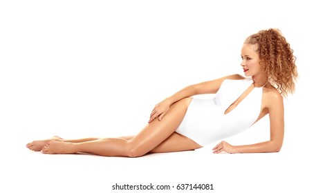 Schöne junge Frau in Badeanzug auf weißem Hintergrund