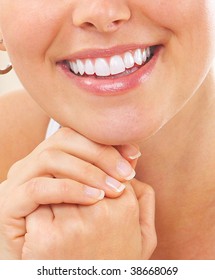 Schöne, junge Frauen haben Zähne. Einzeln auf weißem Hintergrund