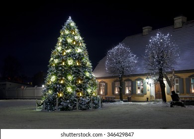 Christmas Tree On Street Images Stock Photos Vectors Shutterstock