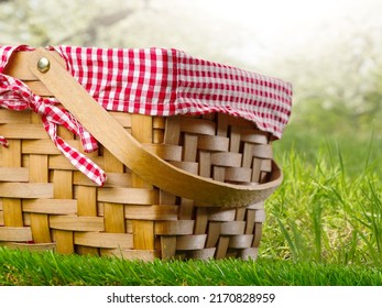 Beautifully Decorated Picnic Basket On Green Grass With Nature Background. Close-up. There Are No People In The Photo. Summer Holiday Concept. Relax, Romance, Family Vacation.