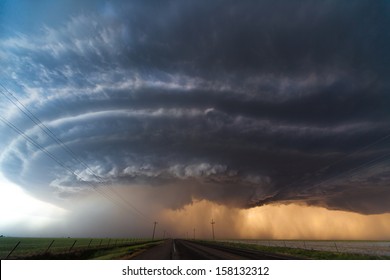 Beautifully structured supercell thunderstorm in American Plains 