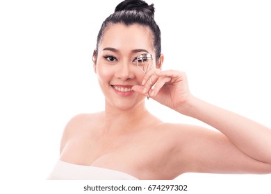 Schöne asiatische Frau, die sich mit einem Augenliderlöffel zusammensetzt. Schöne asiatische Frau Gesicht und Perfekte Haut. die Pornodetails behalten.