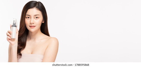 22,858 Asian woman holding product Images, Stock Photos & Vectors ...