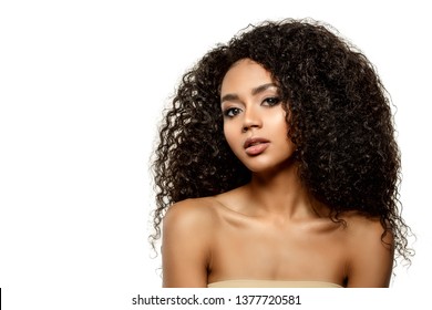 Beleza, pele negra, mulher, rosto feminino étnico africano. Jovem modelo afro-americana com longos cabelos afro. Modelo Lux.