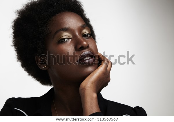夜の化粧をした美人の黒人女性 の写真素材 今すぐ編集