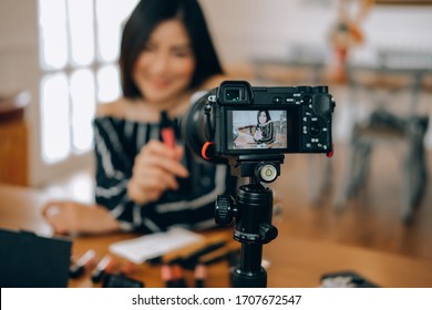 Beauty Blogger Live Broadcasting Cosmetic Makeup Tutorial On Social Media. Vlogger Recording Vlog Video. Influencer Marketing