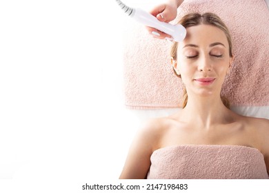 Beauty Expert Performing An Anti Aging Progress With Hydrafacial Tool