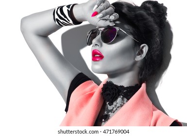 Beauty Fashion model girl black and white portrait, wearing stylish sunglasses. Sexy woman portrait with perfect makeup and manicure, trendy accessories and fashion wear. Beauty trends