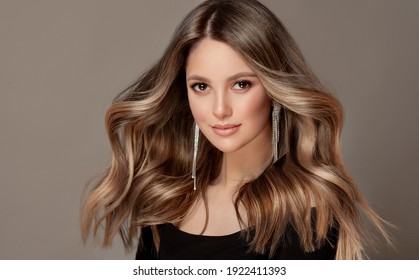 Beauty  girl with long  and   shiny wavy  Hair ,coloring and toning, shatush and balayash .  Beautiful   woman model with curly hairstyle .