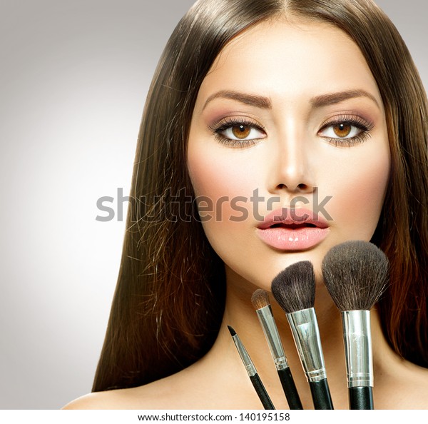 Schones Madchen Mit Schminkpinseln Naturliches Make Up Stockfoto Jetzt Bearbeiten 140195158