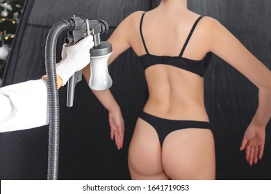 Beauty Master Applying Fake Tan On Woman`s Body. Ekotanning. Ecological Tan. Female Making Tanning In Tan Studio. Client Making An Express Bronzing By Airbrush-pistol.