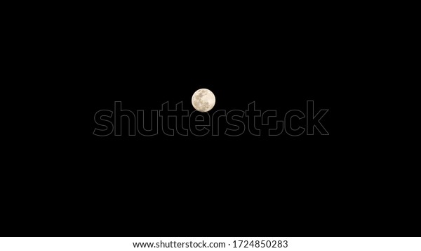 The beauty of the moon on the full moon night, The\
moon in the night sky