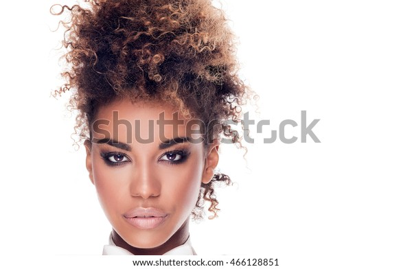 Schones Portrat Afrikanischer Amerikanerin Mit Afro Frisur Stockfoto Jetzt Bearbeiten