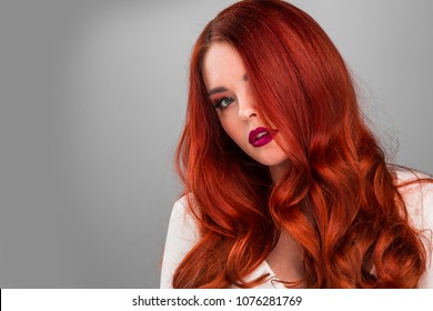  Schönheitsporträt der Frau. Schönes sinnlich attraktives, hübsches, rotes, sexy Model Girl, glänzendes glänzendes Haar.