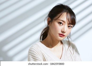 
Beauty portrait of young Asian women on light and shadow background