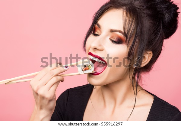 Foto De Stock Sobre Mujer Sexy De Belleza Comiendo Sushi