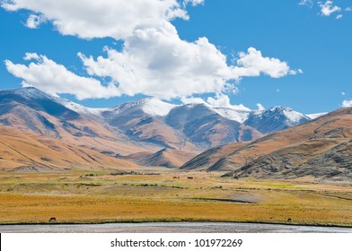 The beauty of the valley of the Tibetan plateau