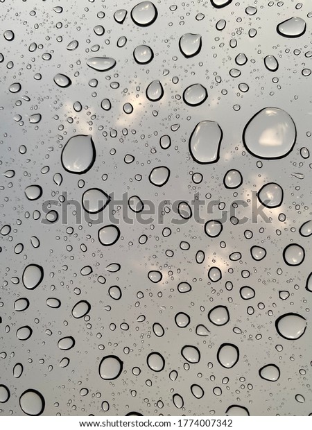 Beauty of\
water drops - Car sunroof on a rainy\
day!