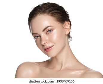 Mulher de beleza pele limpa saudável bela modelo jovem feminina isolada no branco