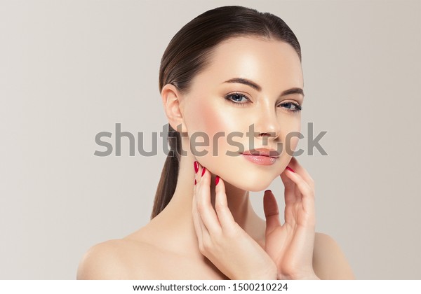 美人の健康な肌のコンセプト自然な化粧美人の女性は 女性のマニキュアの爪に手を触れる美人の女性 の写真素材 今すぐ編集