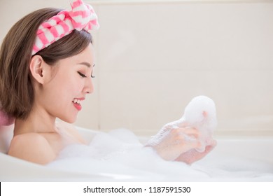 美容師が体を洗い、お風呂でリラックスする