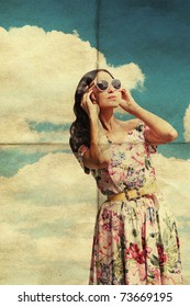 Schönheitsjunge Frau in Sonnenbrille, Vintage-Muster, Retrokleid