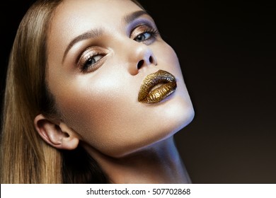 Beautyful Girl With Gold Glitter On Her Face And Body