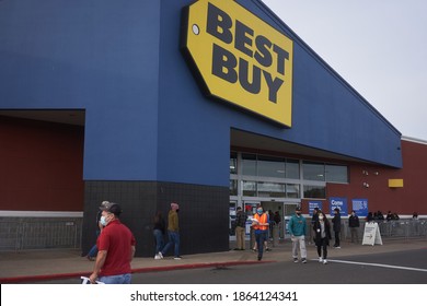 Beaverton, OR, USA - Nov 27, 2020: Shoppers Outside A Best Buy Store In Beaverton, Oregon, On Black Friday Amid The Coronavirus Pandemic.