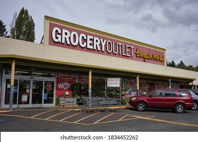 Beaverton, OR, USA - Oct 10, 2020: The Grocery Outlet Bargain Market In Beaverton, Oregon. Grocery Outlet Is A Chain Of Discount Supermarkets That Offer Discounted, Overstocked And Closeout Products.