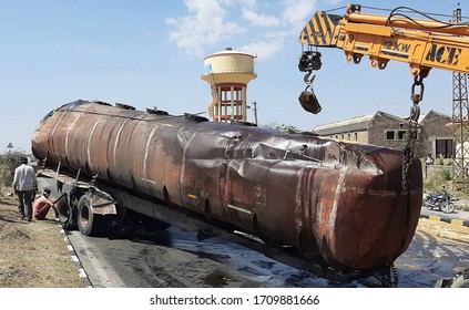 Beawar, Rajasthan, India - April 21, 2020: A Tanker Overturned In Road Accident On Delhi-Ahmedabad National Highway 8 Near Beawar. This Caused 40 Thousand Liters Palm Oil To Flow On Road.