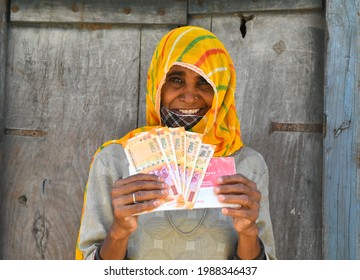 Beawar, Rajasthan, India, June 9, 2021: A Beneficiary Shows Money That She Received As COVID Relief From Rajasthan Government, Outside A Bank At Liri Village Near Beawar. Photo: Sumit Saraswat