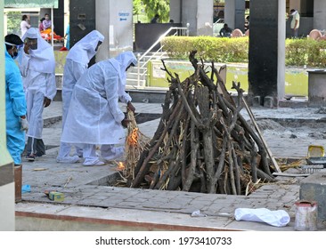 Beawar, Rajasthan, India, May 12, 2021: Family Members, Wearing Protective Suits, Perform Last Rites Before Cremation Of COVID Victim At Hindu Moksha Dham Crematorium In Beawar. Photo: Sumit Saraswat