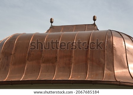 Because the durable copper sheet is soft and therefore easily deformable, it is suitable for many roof shapes. When the copper roof is new, it shines. 