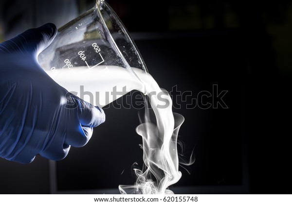 Becker with fuming liquid\
nitrogen