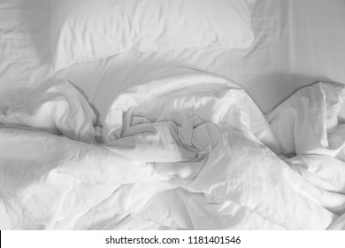  bed with pillow                    