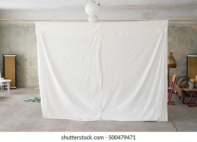 Imagenes Fotos De Stock Y Vectores Sobre Sheet Hanging Shutterstock