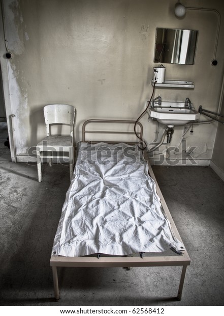 廃墟の病院の部屋に座って新しい患者の夢を見るベッド の写真素材 今すぐ編集
