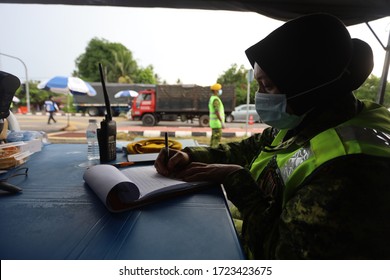 Bedong, Malaysia - April 23, 2020: Road Block By Royal Malaysia Police Supported With Malaysian Army And RELA During Movement Control Order To Prevent And Stop The Spread Of Covid-19 