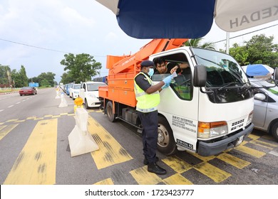 Bedong, Malaysia - April 23, 2020: Road Block By Royal Malaysia Police Supported With Malaysian Army And RELA During Movement Control Order To Prevent And Stop The Spread Of Covid-19 