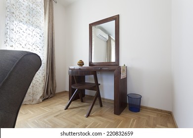 Bedroom Makeup Vanity Table